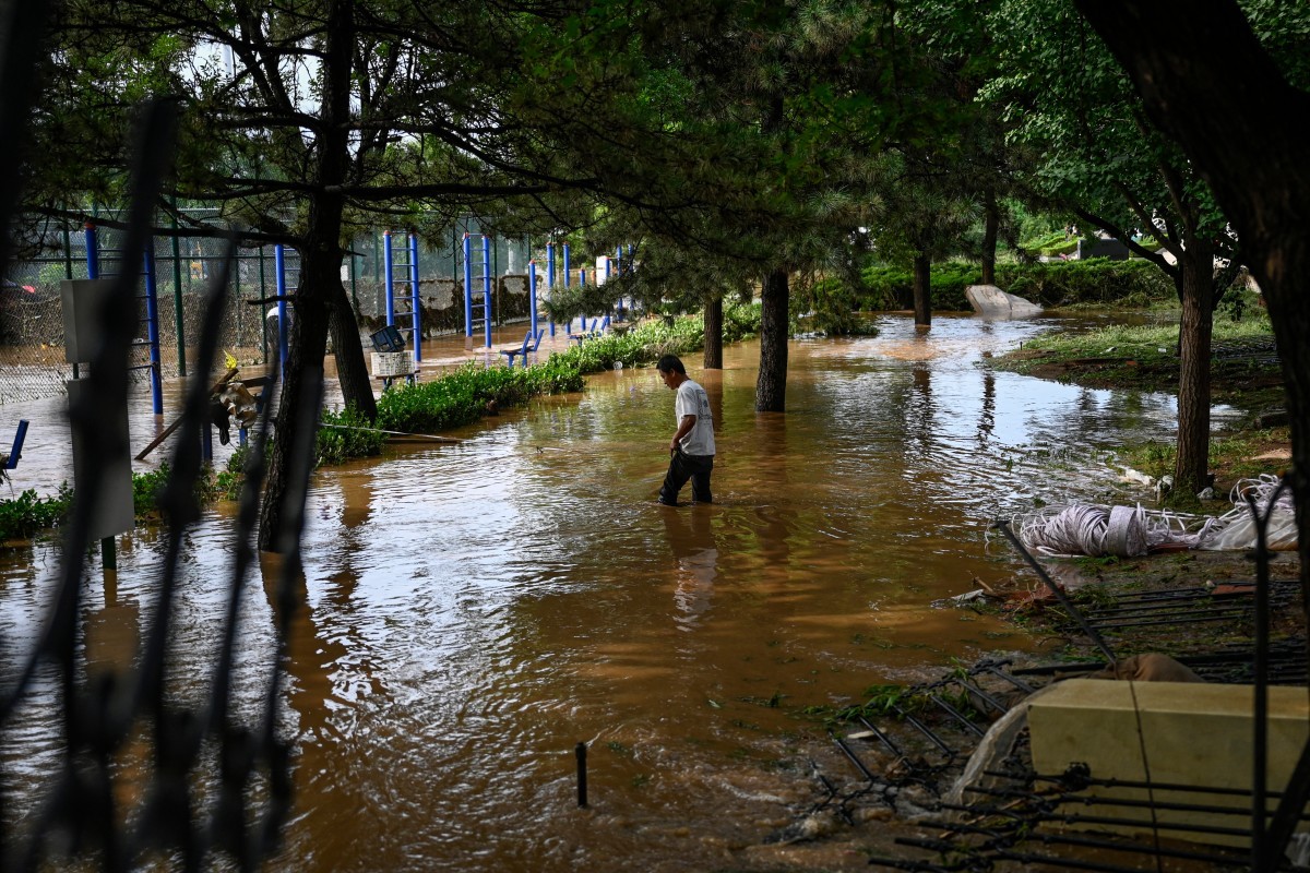 Fortes chuvas em Pequim causam mortes e inundações devastadoras