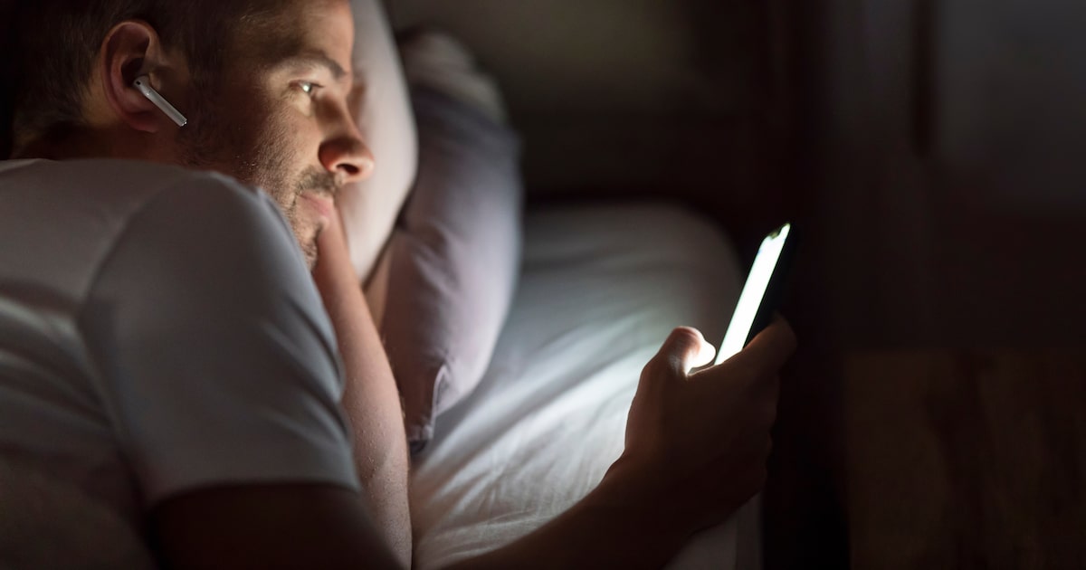 Levar o celular para a cama pode abalar a qualidade do sono. (Foto: Dusan Petkovic/Adobe Stock)