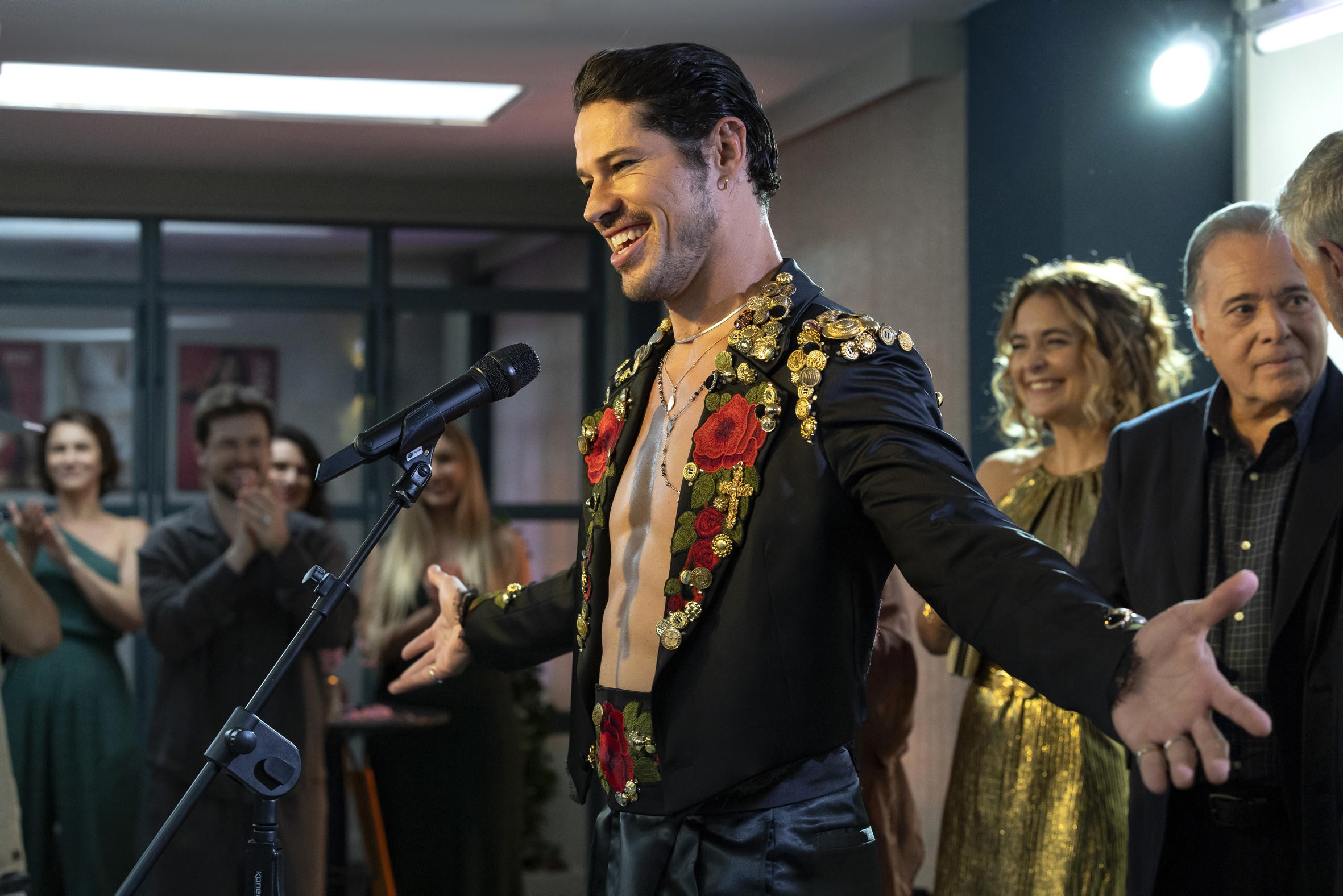 Lui Lorenzo brilha em show especial pelos 60 anos da BoazNovelas