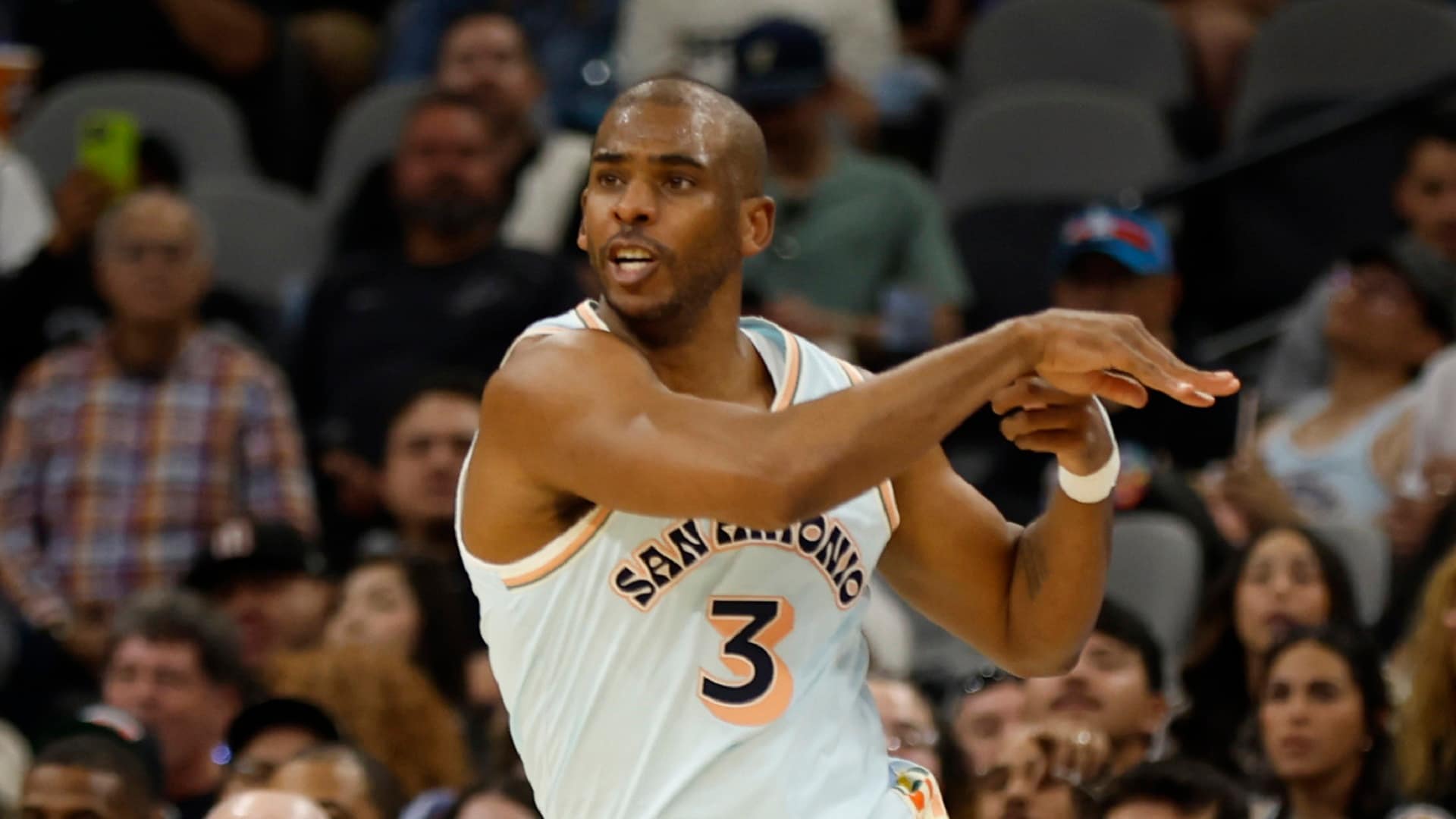 Chris Paul faz história ao ser o primeiro a iniciar 82 jogos na 20ª temporada da carreira