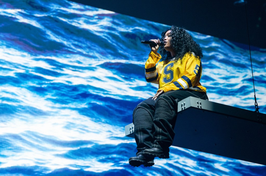SZA supera Adele e marca 85 semanas no top 10 da Billboard com 'SOS'