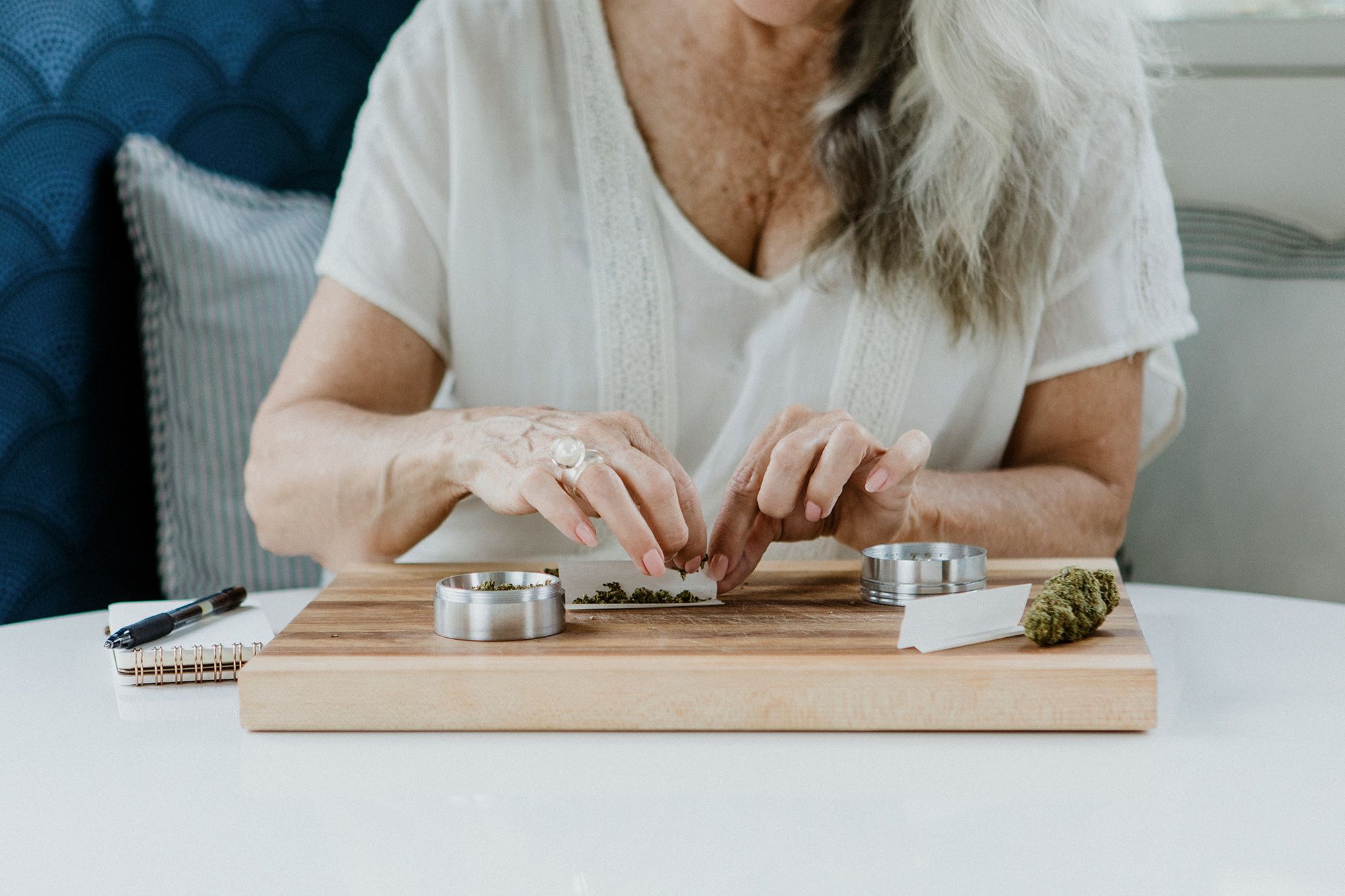 Foto de um trabalhador em uma fábrica de laticínios, mostrando o processo de produção de queijo. (Foto: Rawpixel/iStockphoto/Getty Images)