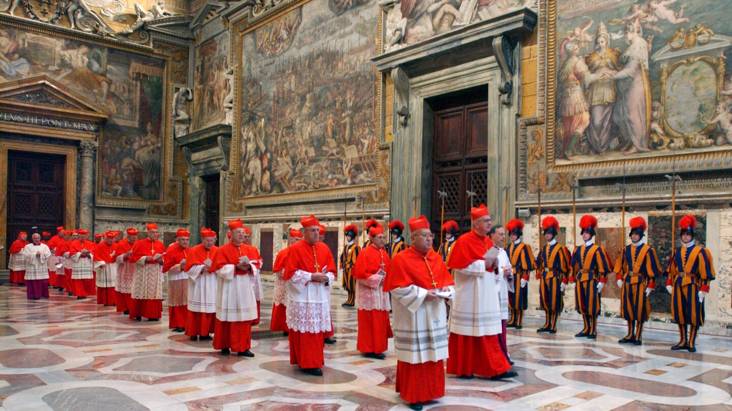 Cardeais caminham em procissão até a Capela Sistina no Vaticano, no início do conclave, em 18 de abril de 2005. (Foto: Osservatore Romano via AP, Arquivo)