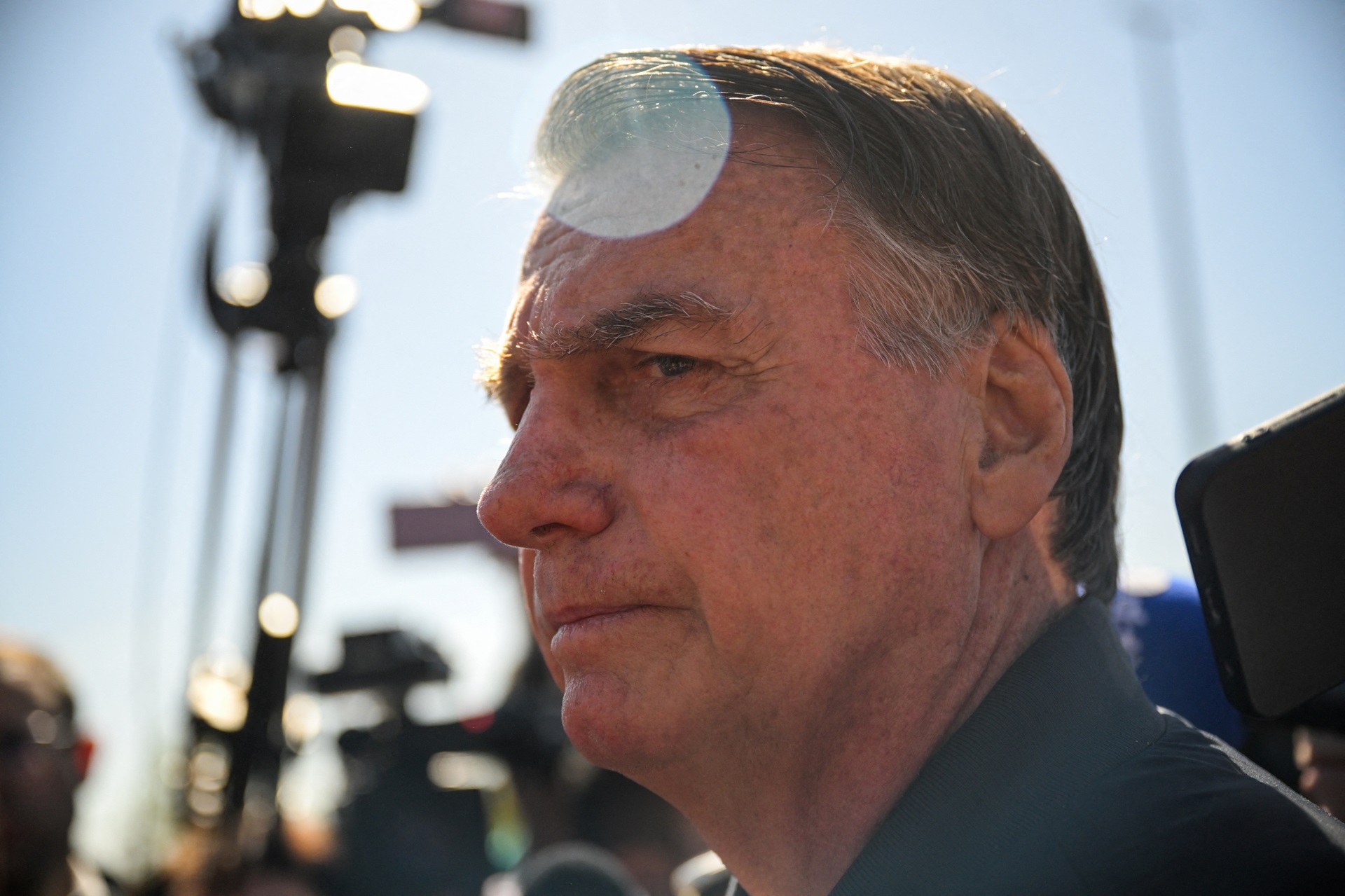 Bolsonaro avisa que Eduardo será preso se retornar ao cargo após licença