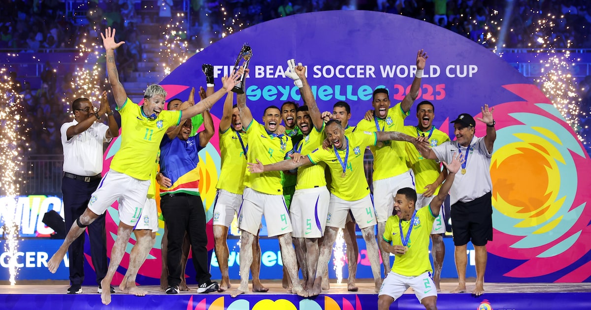 Seleção brasileira comemora novo título mundial no futebol de areia, nas Ilhas Seychelles. (Foto: Fifa via X)