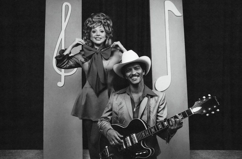 Lady Gaga e Bruno Mars, com a música “Die With a Smile”, estão em primeiro lugar na parada Billboard Global 200 por 18 semanas. (Foto: Reprodução)