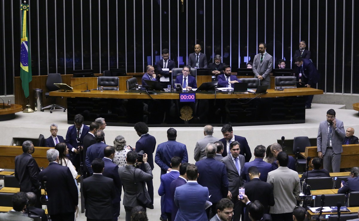 Parlamento ignora prioridades urgentes e se afasta da realidade atual