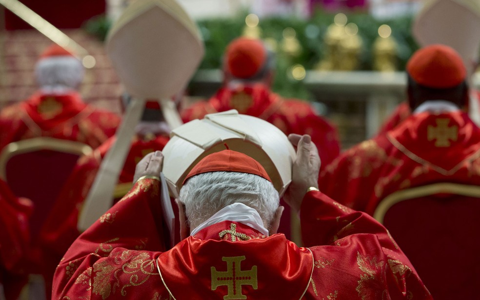Cardeal coloca sua mitra durante a missa do início do conclave (Foto: Andrew Medichini/AP)