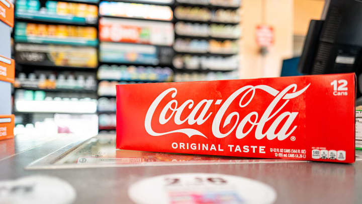 Coca-Cola divulga resultados financeiros com lucro acima do esperado e receita abaixo