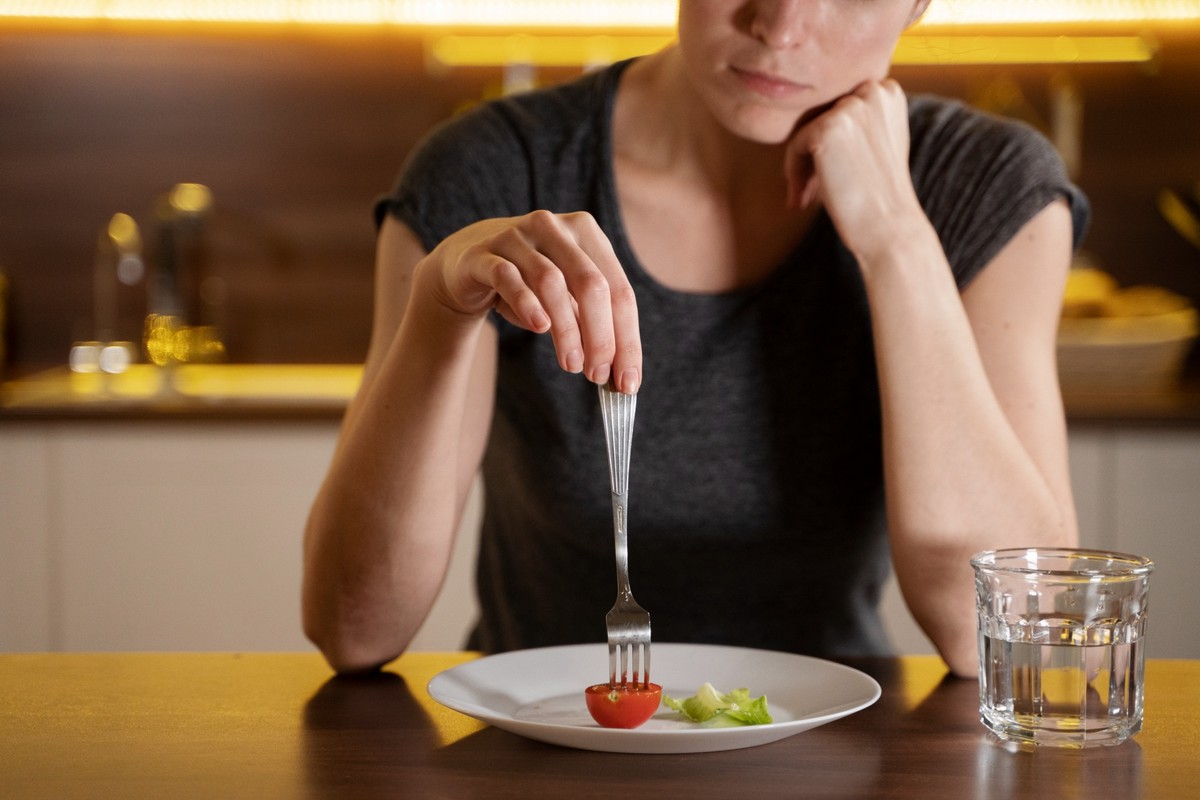 Sentir culpa depois de comer e tentar compensar é alerta de problemas alimentares. (Foto: Freepik)