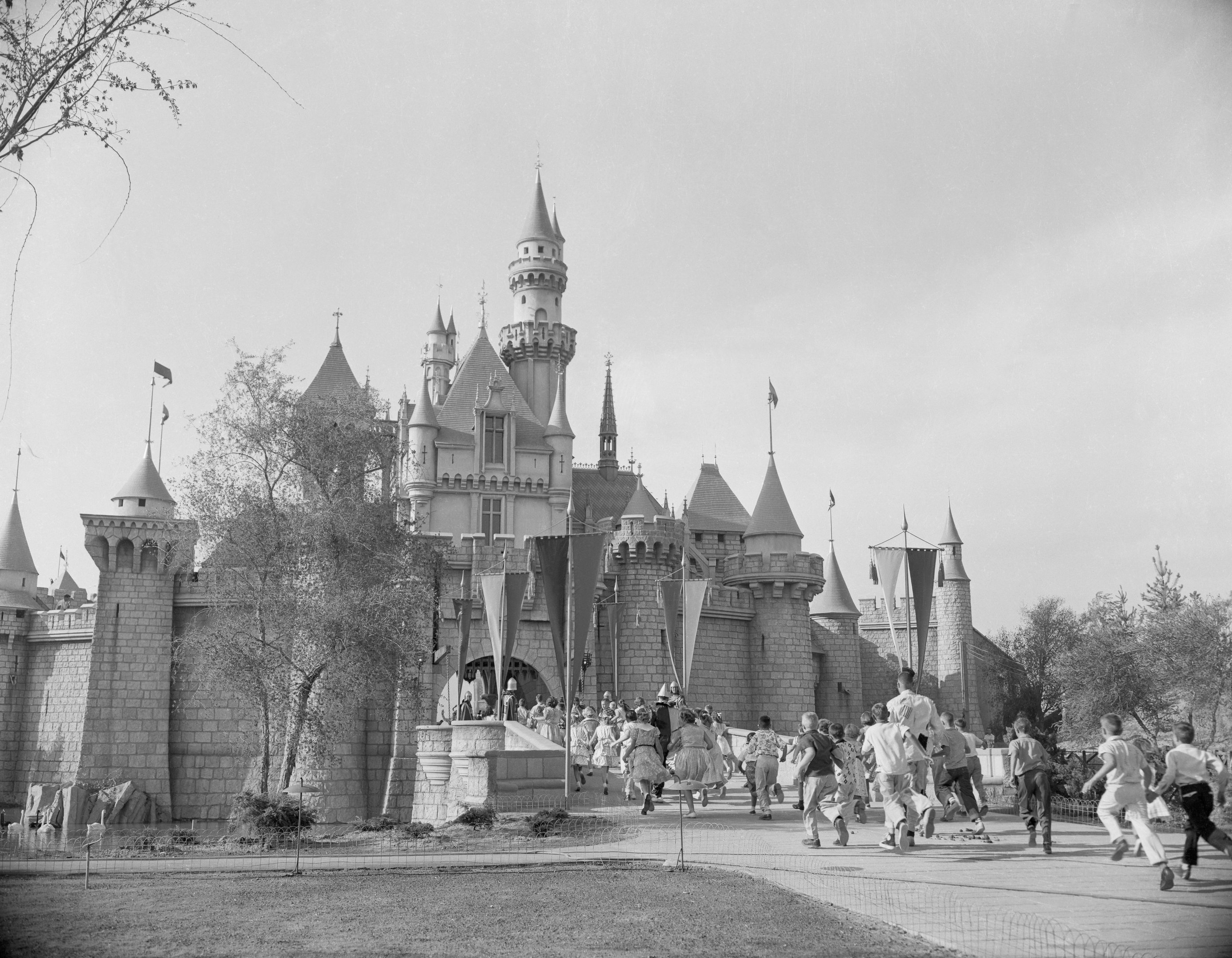 Disney celebra quase 70 anos de magia com fotos do parque na Califórnia