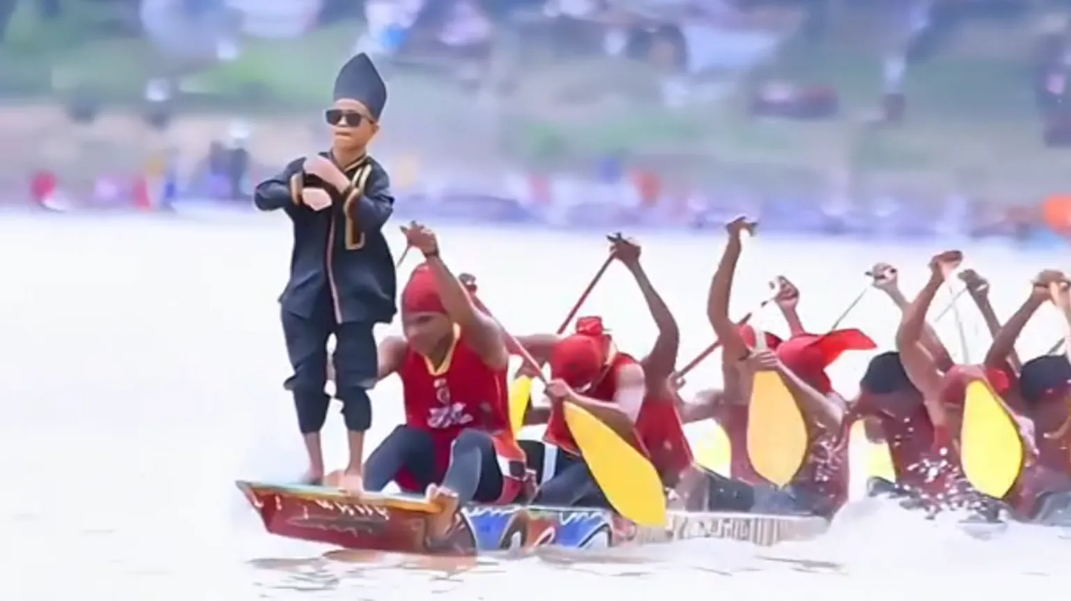 Menino cria dança viral de corrida de barcos e conquista a internet com 'aura farming'