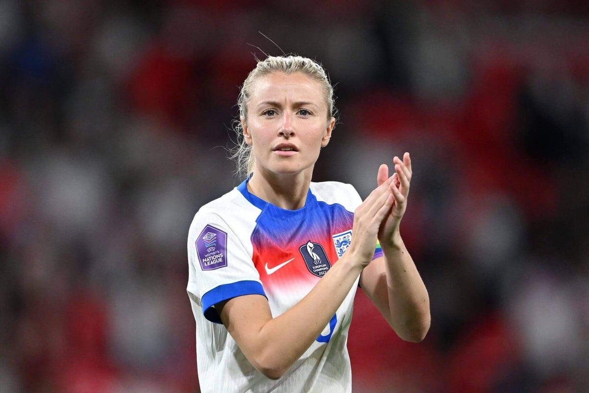 Leah Williamson treina para semifinal da Euro 2025 após lesão no tornozelo