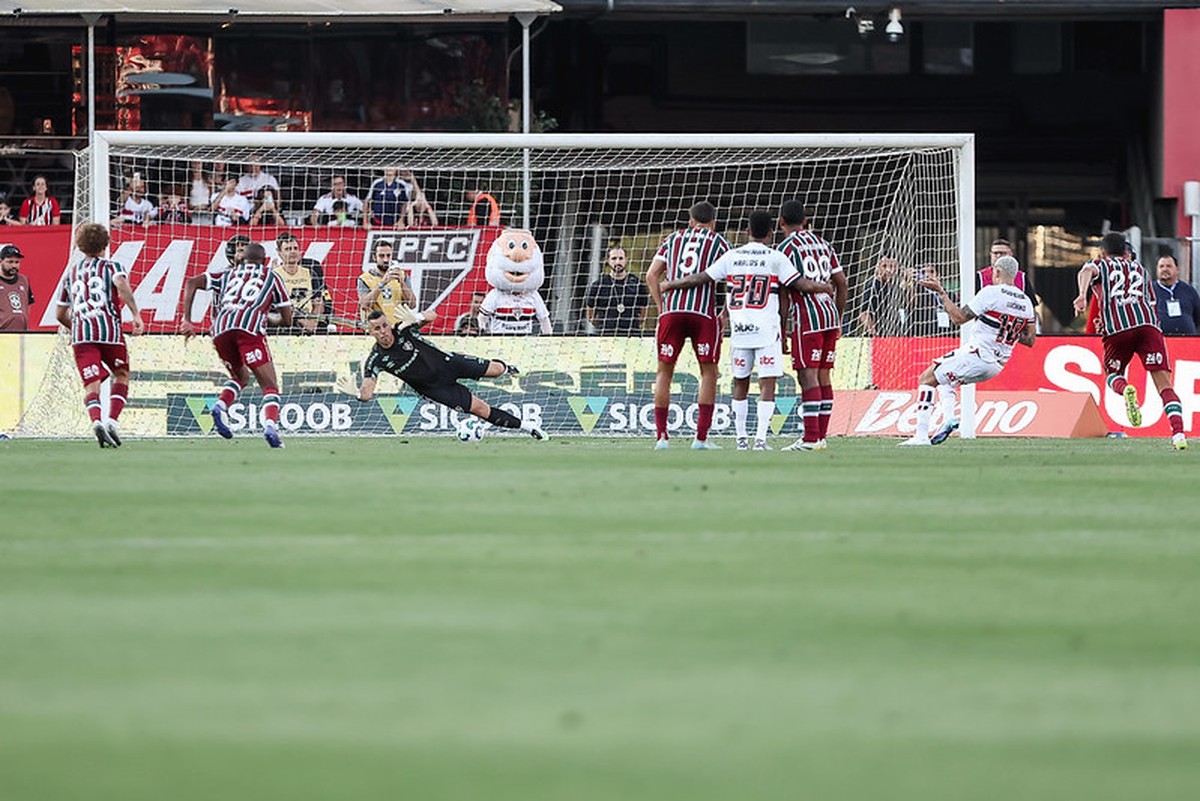 Fluminense amarga quarta derrota consecutiva e despenca na tabela do Brasileiro