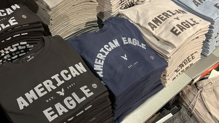 JPMorgan rebaixa American Eagle após alta inspirada em Sydney Sweeney