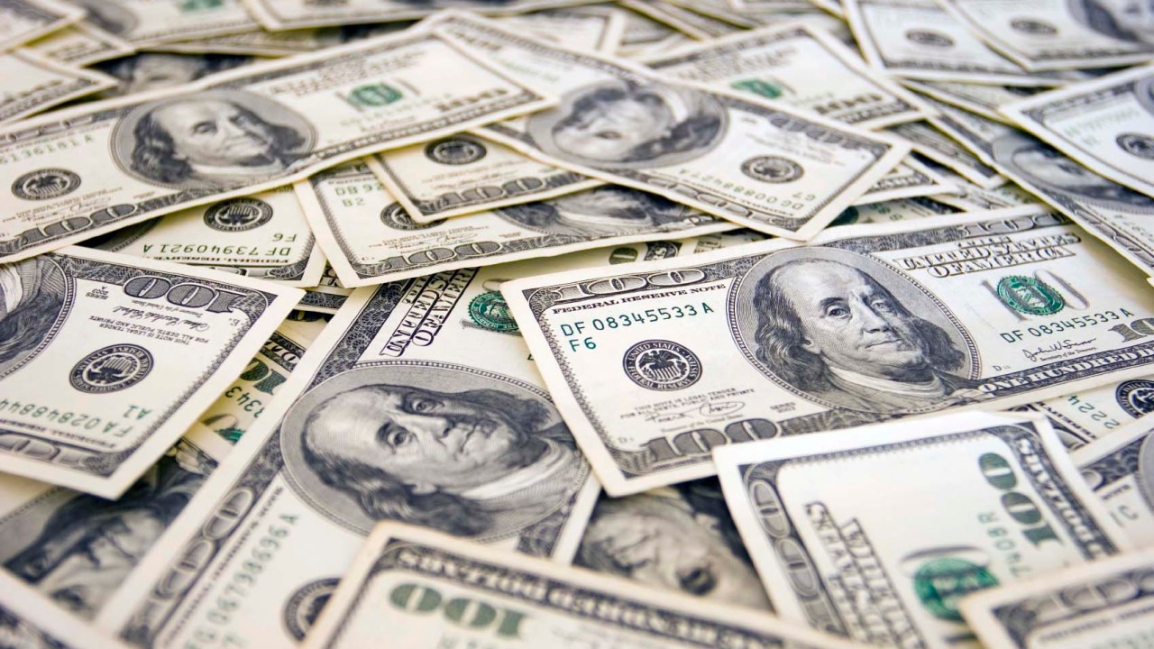 Dólar cai e Ibovespa dispara após acordo entre EUA e União Europeia e inflação brasileira