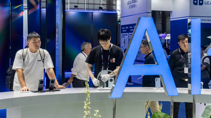 Moonshot, apoiada pela Alibaba, lança modelo Kimi AI que supera ChatGPT e Claude