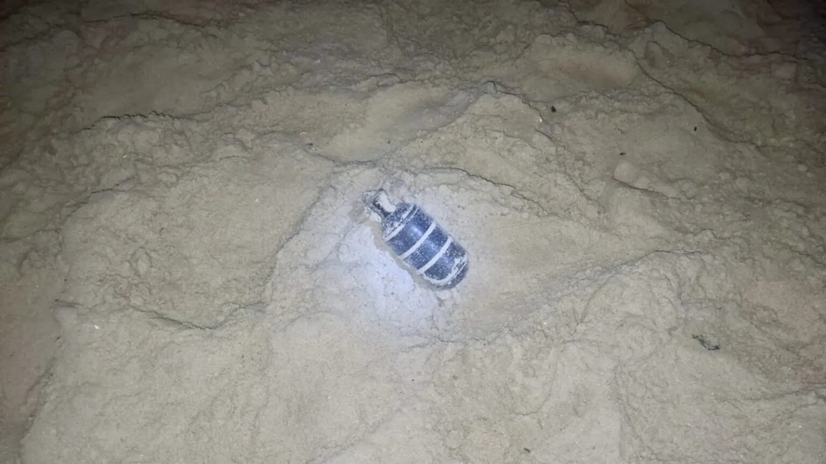 Banhistas encontram granada enterrada na Praia de Piratininga em Niterói