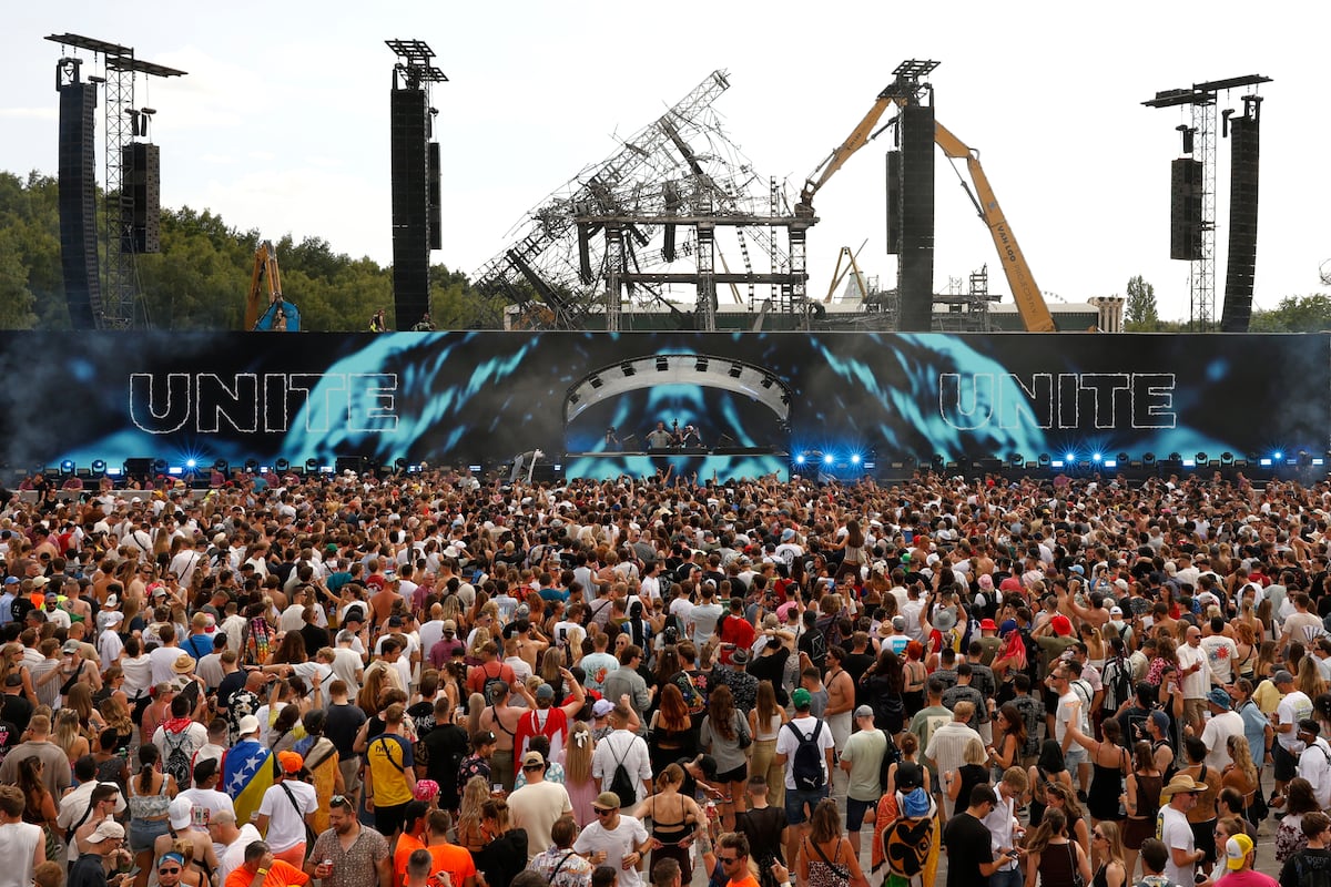 Incêndio destrói palco principal do Tomorrowland e evento se transforma em 'Españaland'