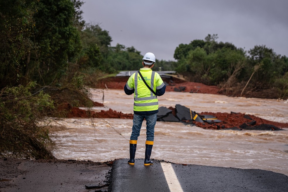 Rodovia e casas em Picada Mariante, no município de Venâncio Aires, que foram atingidas pela enchente que deixou cenário devastador após as fortes chuvas no Rio Grande do Sul (Foto: Fábio Tito/g1)