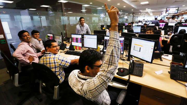 Traders da Índia no escritório da Motilal Oswal Financial Services Ltd. em Mumbai, Índia. (Foto: Vivek Prakash | Bloomberg | Getty Images)