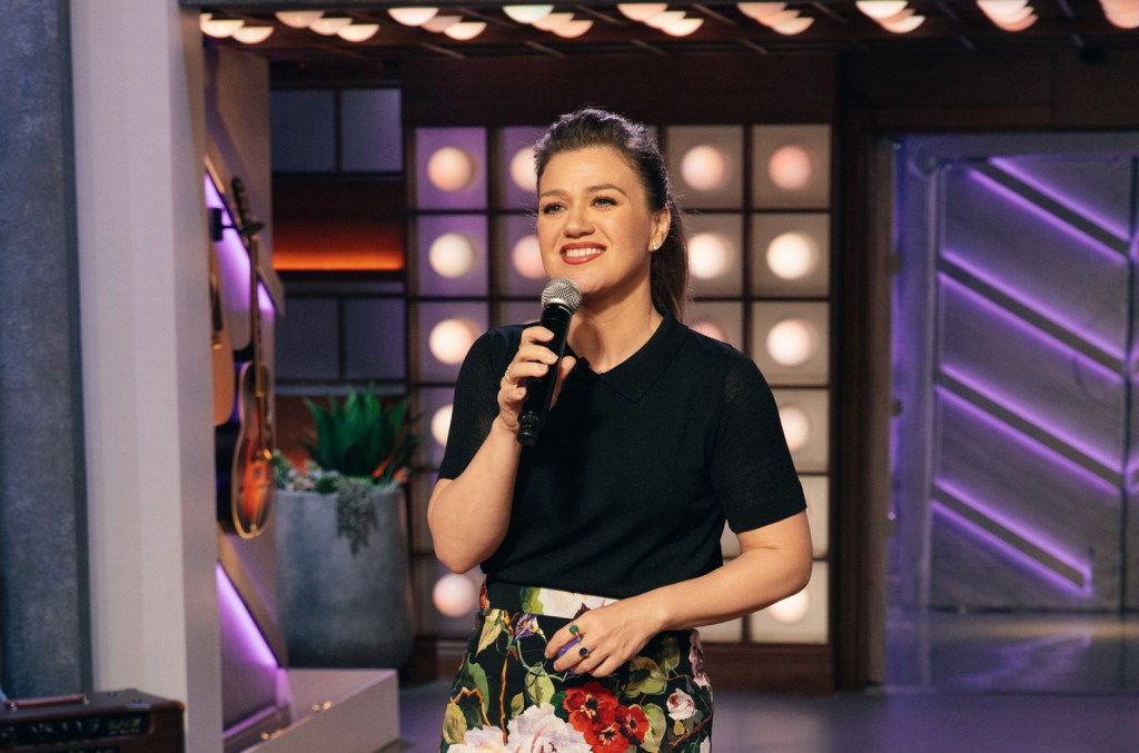 Kelly Clarkson explica pausa em turnês devido à rotina intensa do programa de TV