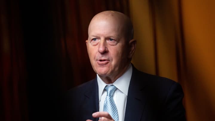 David Solomon, CEO da Goldman Sachs, durante uma entrevista à Bloomberg Television na Conferência de Serviços Financeiros da Goldman Sachs em Nova Iorque em 6 de dezembro de 2022. (Foto: Michael Nagle | Bloomberg | Getty Images)

David Solomon, CEO da Goldman Sachs, testemunha durante uma audiência do Comitê Bancário do Senado no Edifício do Senado Hart em Washington, D.C., em 6 de dezembro de 2023. (Foto: Win Mcnamee | Getty Images)