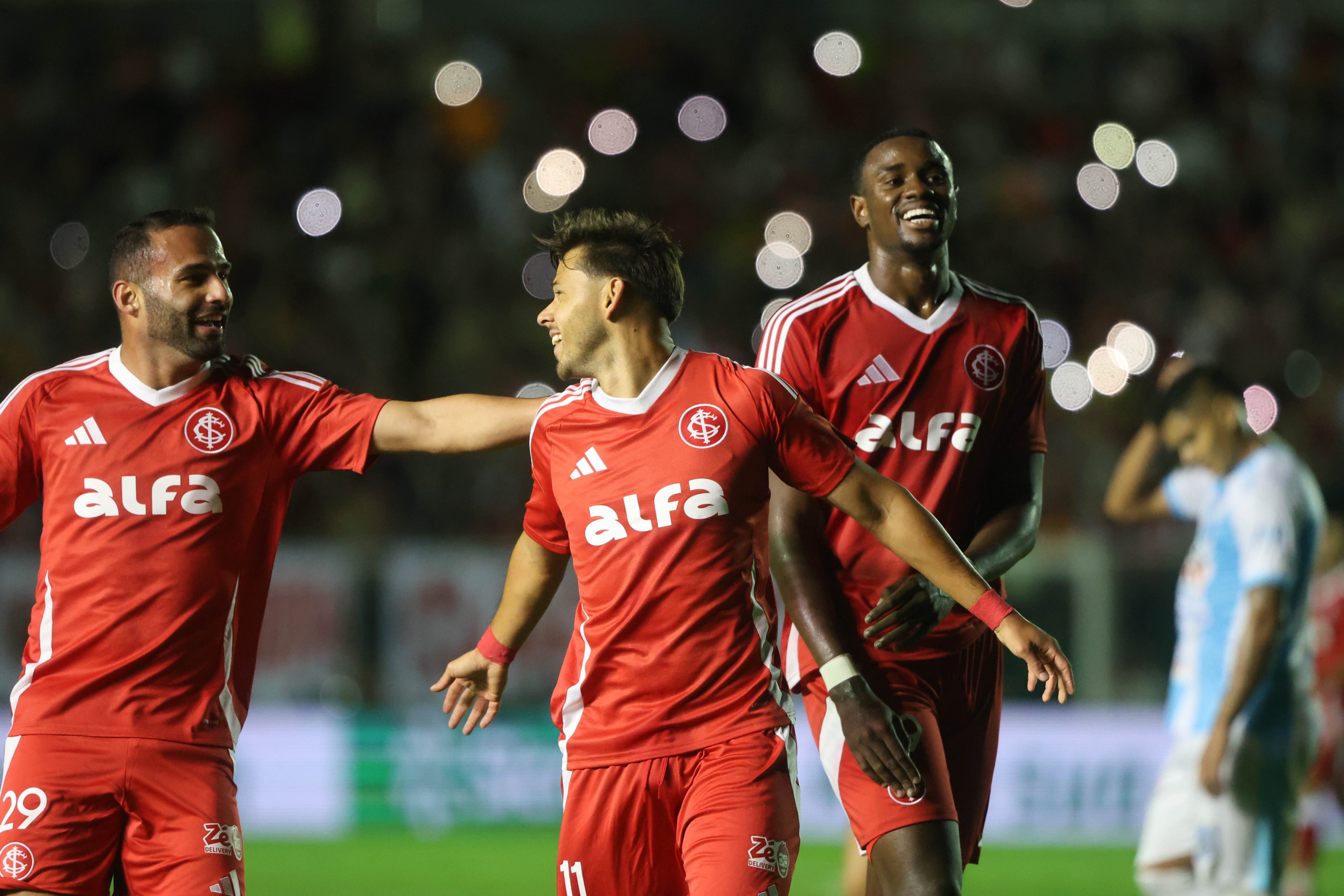 Alan Patrick comemora gol do Inter sobre o Maracanã em duelo da Copa do Brasil (Foto: RICARDO TRIDA/UAI FOTO/ESTADÃO CONTEÚDO)