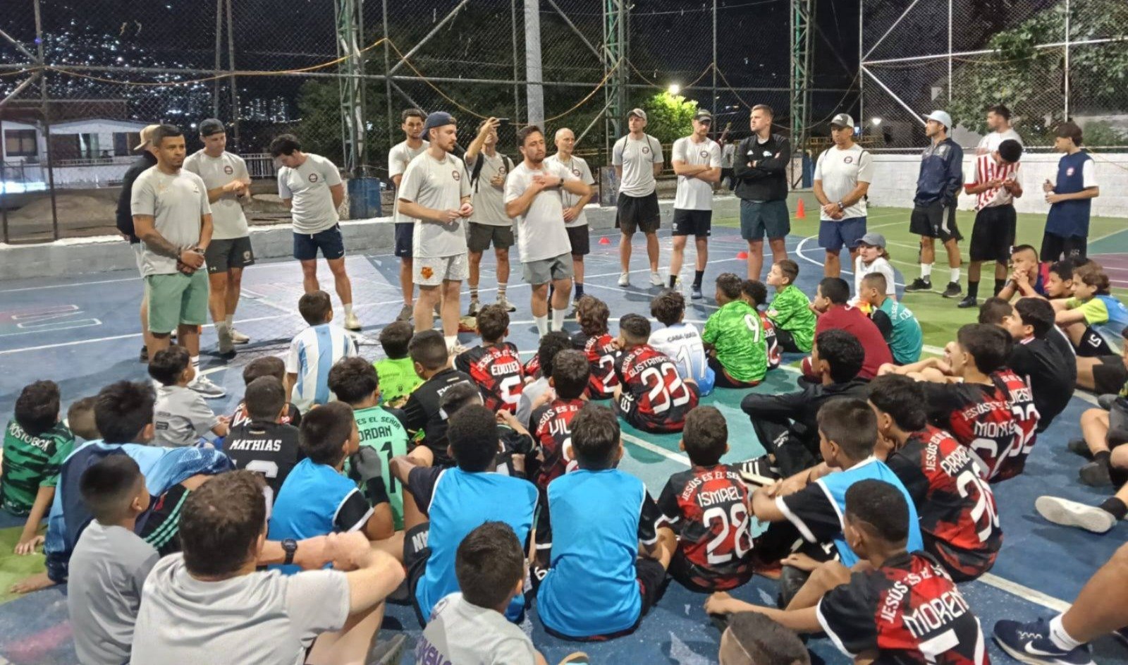 Transformação em Medellín: futebol e fé resgatam jovens da violência do tráfico