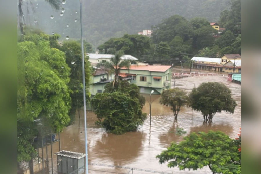 Em três dias, Petrópolis sofre três vezes mais chuva do que todo o previsto para abril; cidade fica alagada (Foto: Redes sociais/Reprodução)