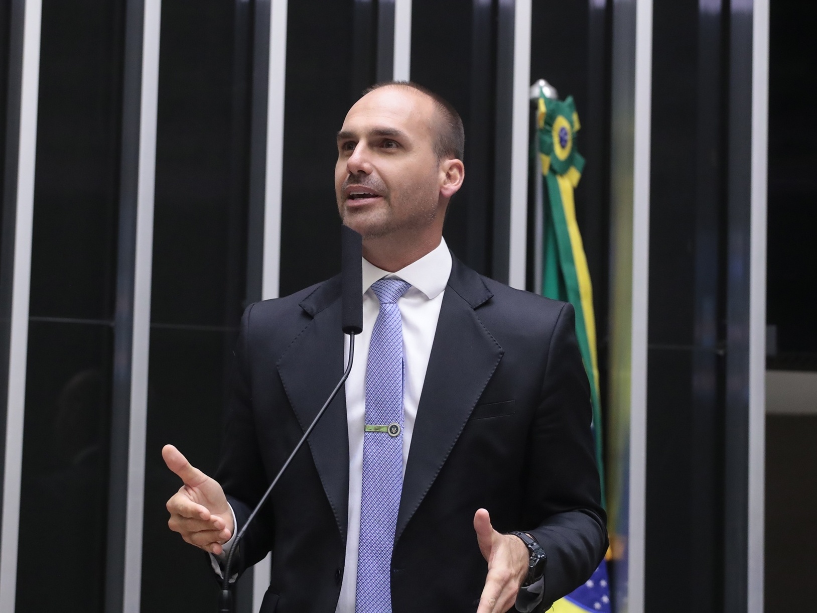 Câmara nega licença de Eduardo, enquanto Flávio afirma que dura até agosto