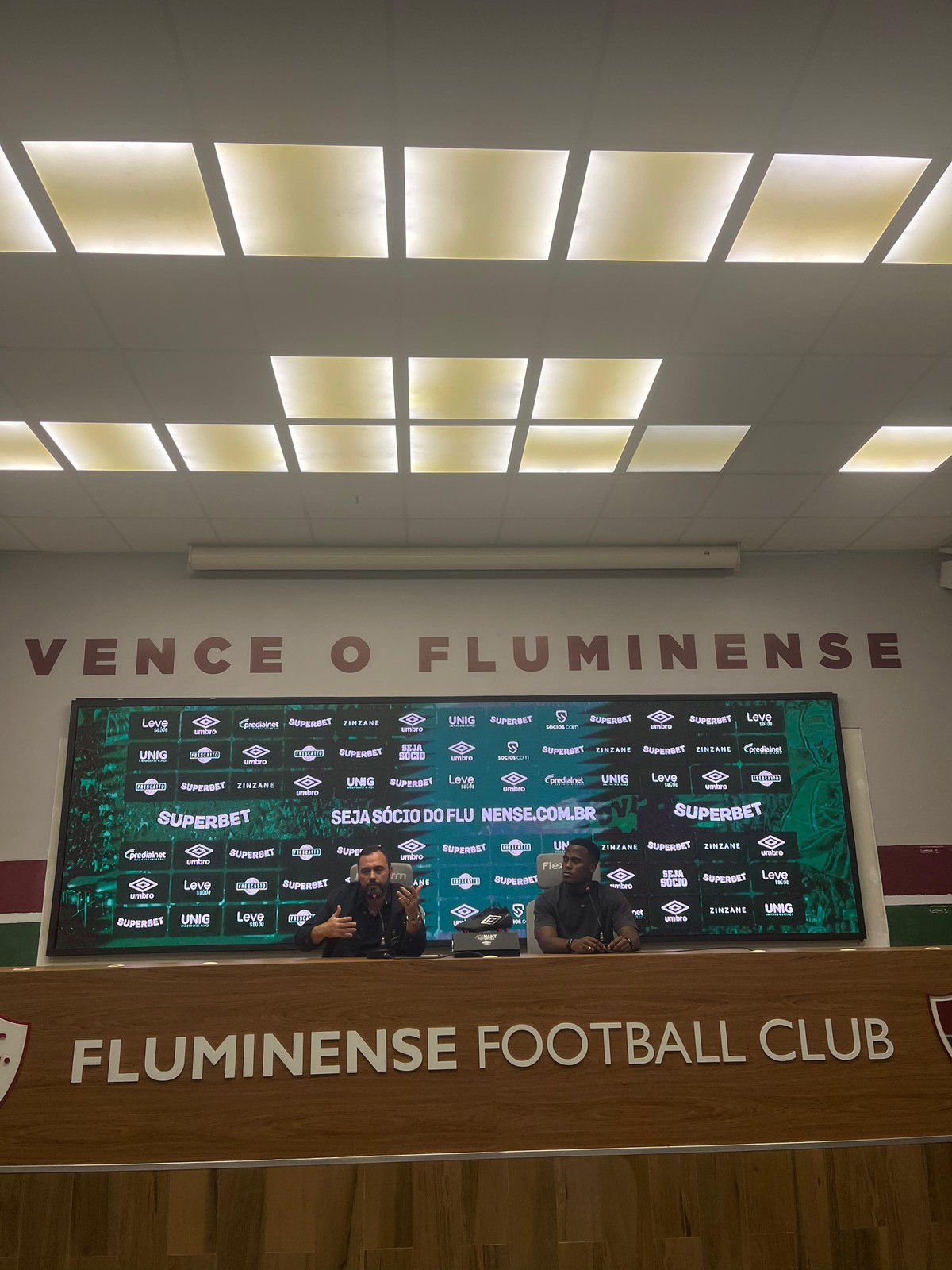 Arias se despede do Fluminense e promete retorno após transferência ao Wolverhampton