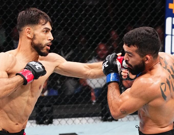 Yair Rodriguez derrotou Patrício Pitbull no UFC 314. (Foto: Twitter / UFC News)