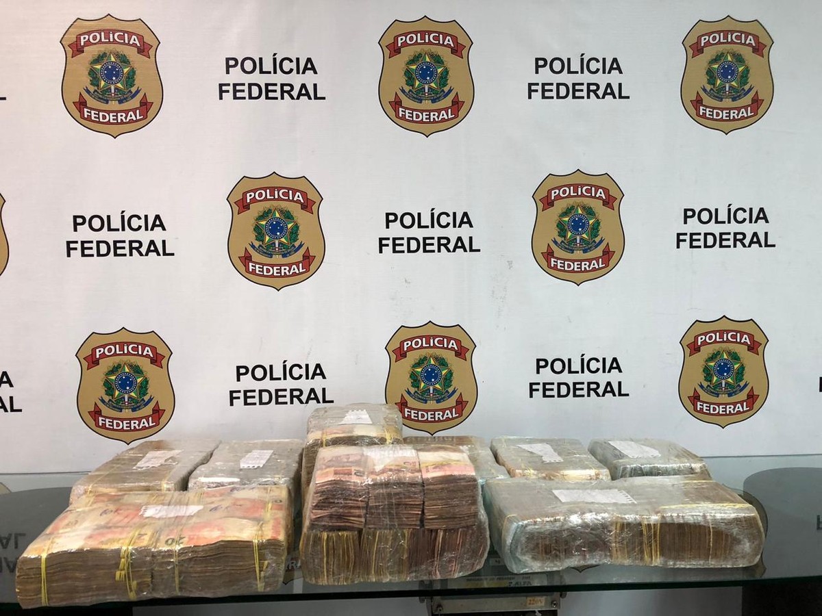 Homem é detido no Galeão ao tentar despachar mala com R$ 800 mil em dinheiro