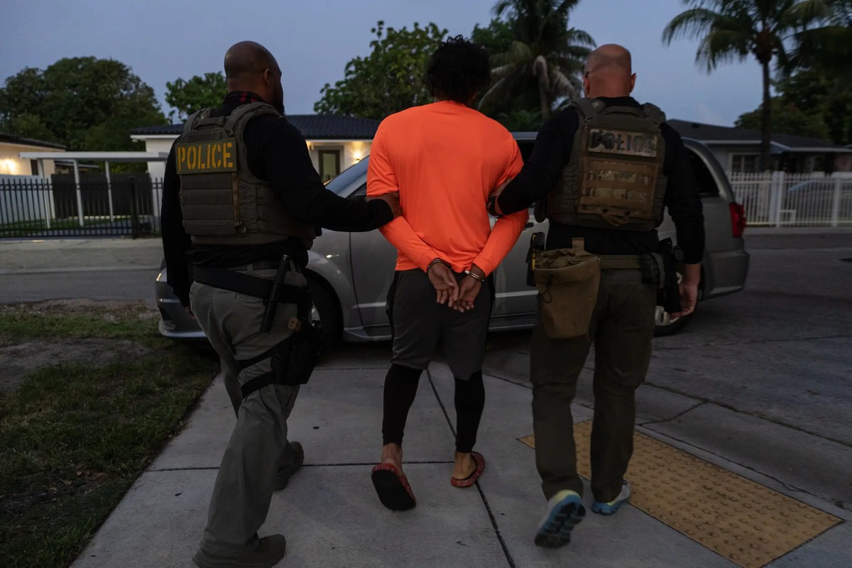 Agentes de imigração intensificam prisões sob pressão de Trump