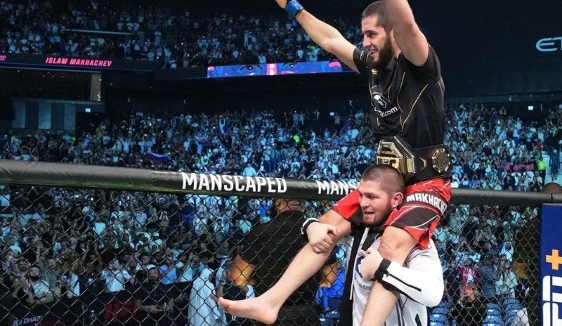 Khabib Nurmagomedov celebra a vitória de Islam Makhachev no UFC. (Foto: Reprodução/Instagram)