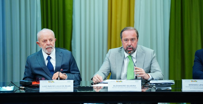 O presidente Luiz Inácio Lula da Silva e o ministro de Minas e Energia, Alexandre Silveira, durante reunião do Conselho Nacional de Política Energética (Foto: Tauan Alencar/MME/Divulgação)