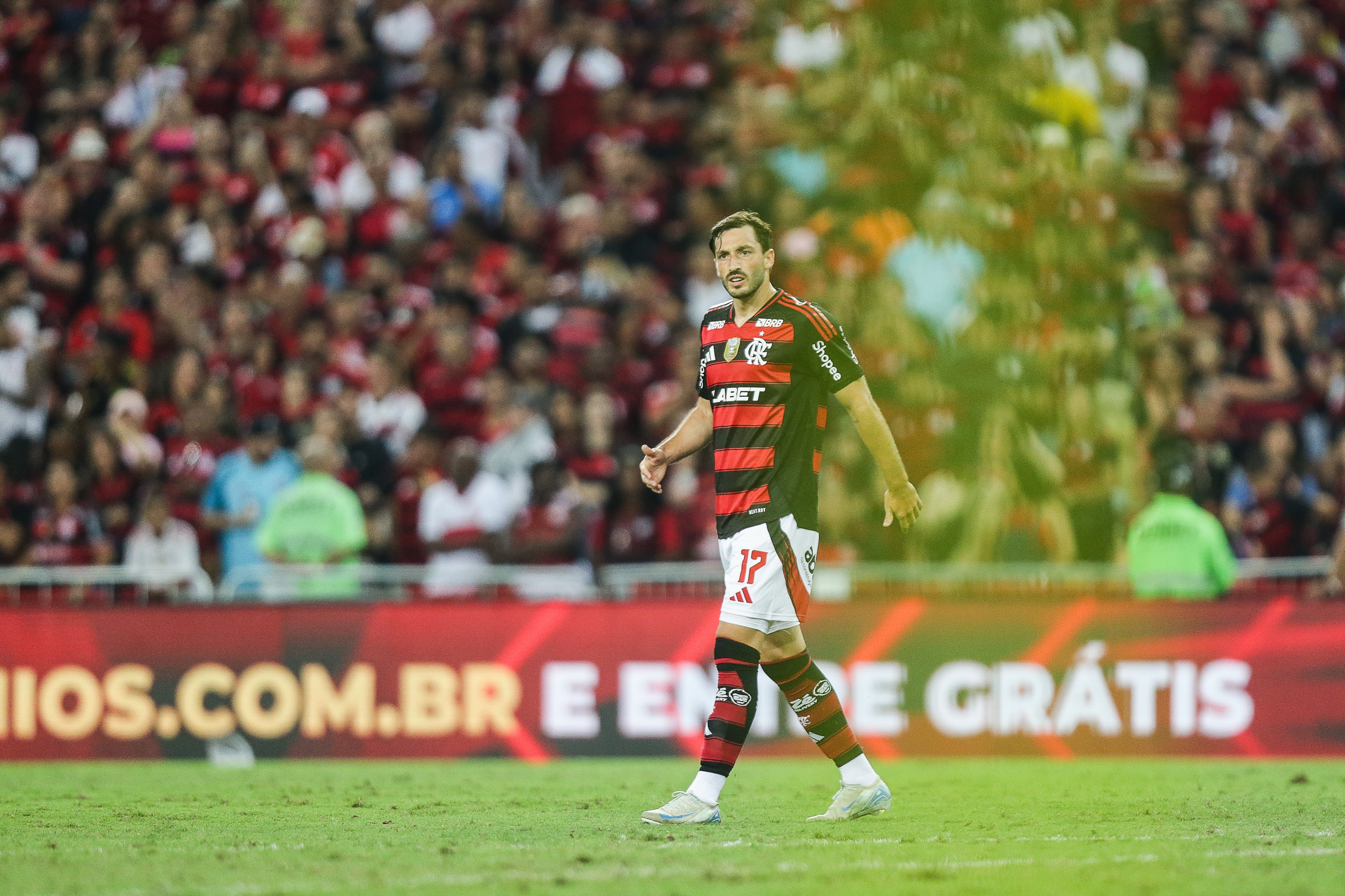 Flamengo enfrenta dilema na lateral-esquerda com retorno de Matias Viña após lesão