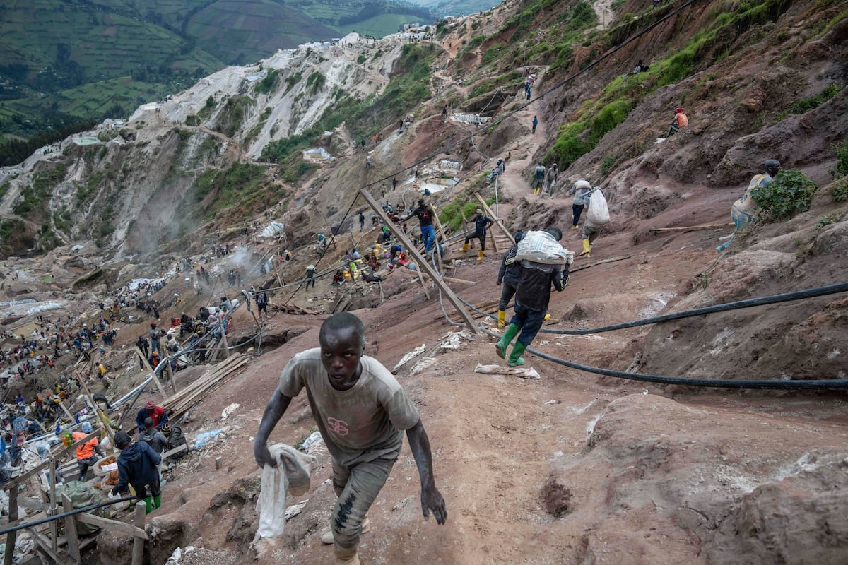 Mineros trabalhando na cantera de coltán em Rubaya, na República Democrática do Congo, no dia 9 de maio. (Foto: Associated Press/LaPresse)