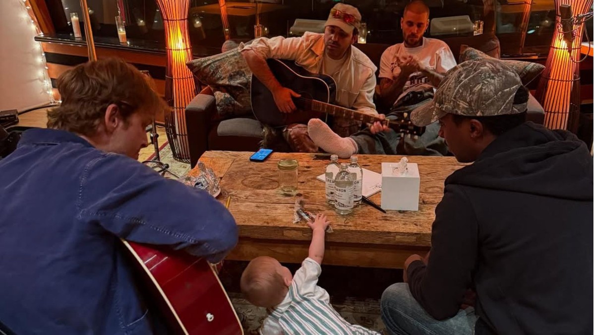 Justin Bieber publica fotos adoráveis do filho Jack e encanta internautas