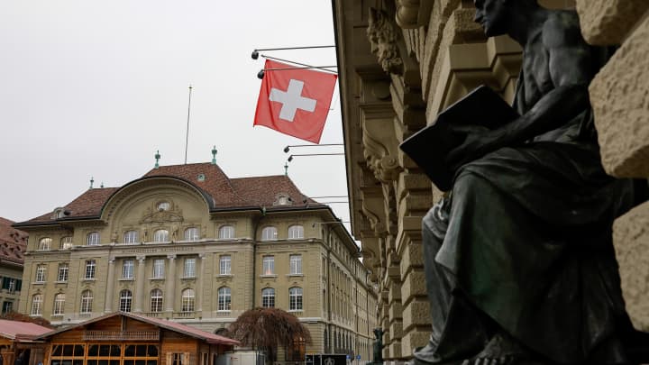 Hedge funds apostam contra o franco suíço com recuperação do carry trade