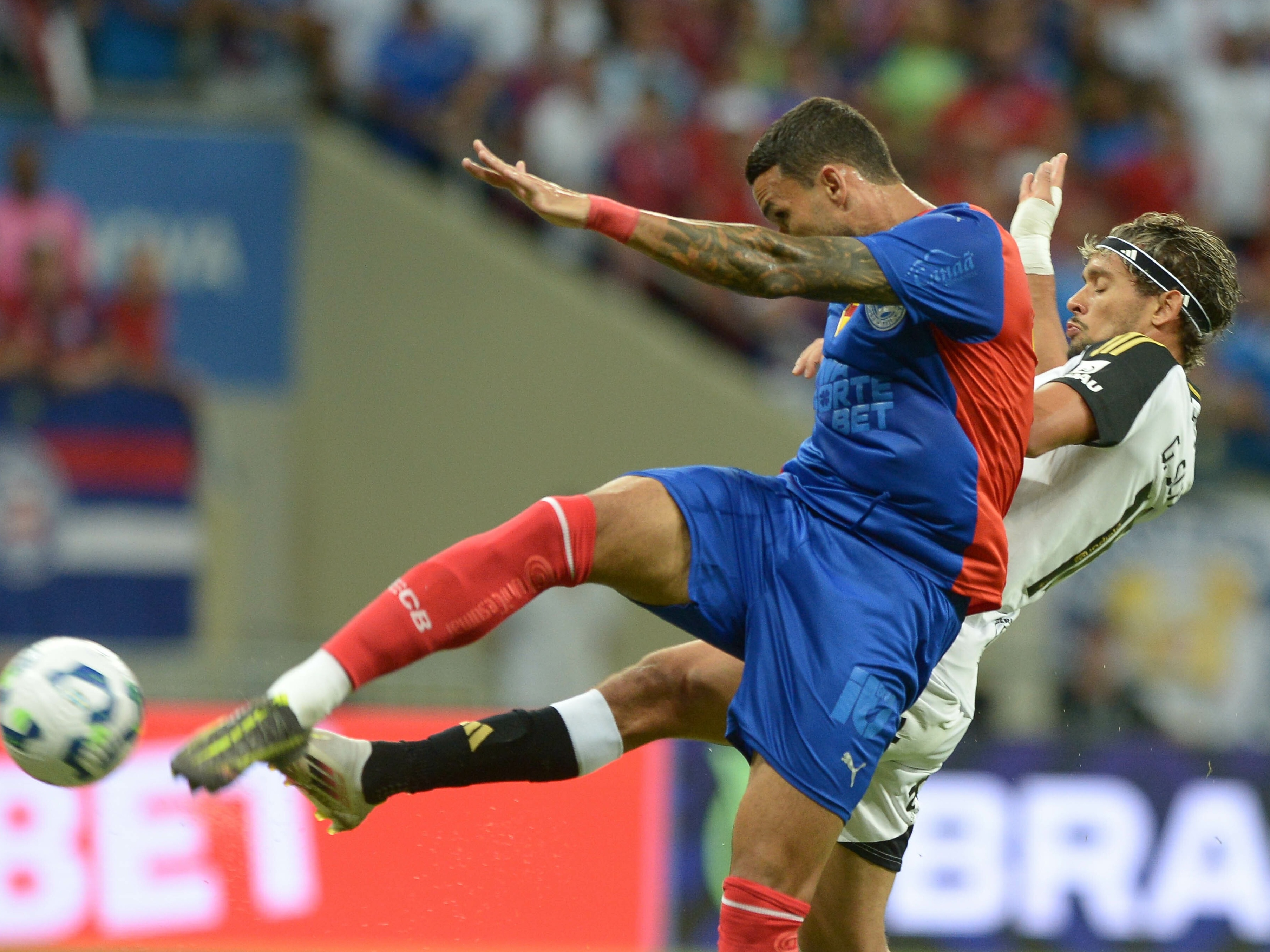 Bahia supera adversário e marca até gol olímpico de Hulk na partida