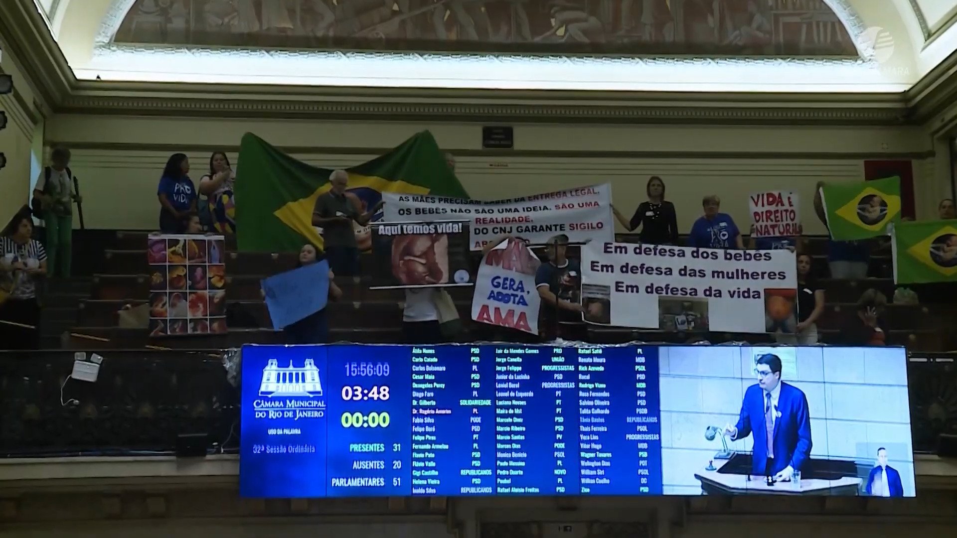 Manifestação na galeria da Câmara do Rio a favor do projeto sobre cartazes informativos de aborto. (Foto: Reprodução/Câmara Municipal do Rio de Janeiro)
