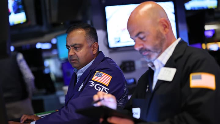 Futuros de ações se mantêm estáveis após S&P 500 registrar primeira alta em três dias