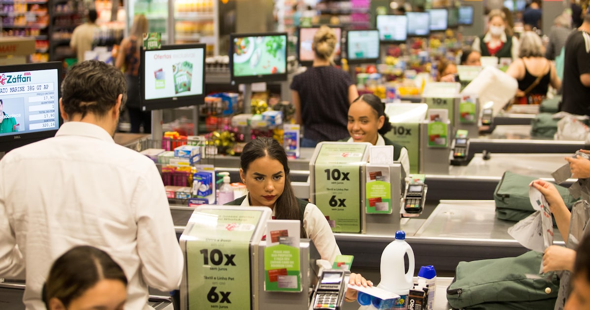 Supermercados enfrentam escassez de mão de obra qualificada e têm 350 mil vagas abertas