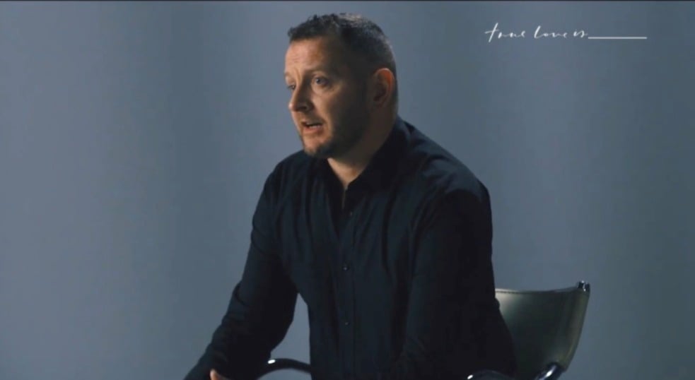 James Parker foi restaurado em sua identidade ao encontrar Jesus. (Foto: Reprodução/YouTube/truelove.is)