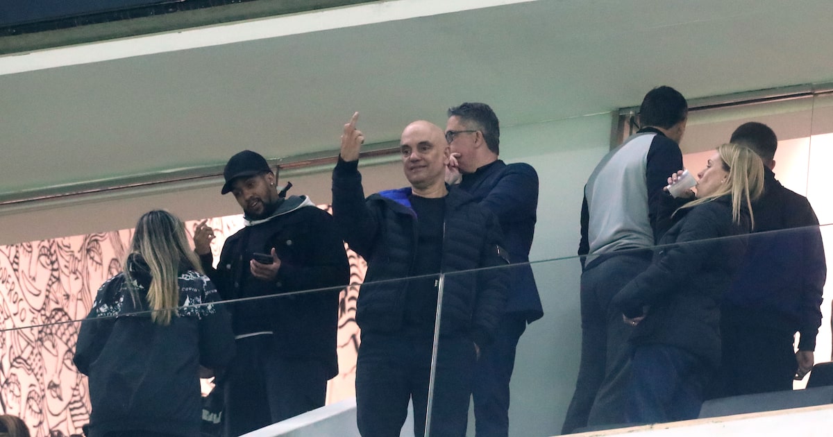 Moraes assiste a jogo do Corinthians e faz gesto provocativo em dia de sanção
