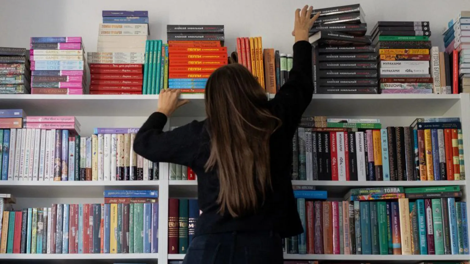 O distribuidor de livros se recusou a falar com a BBC sobre a decisão de retirar os livros. (Foto: AFP)