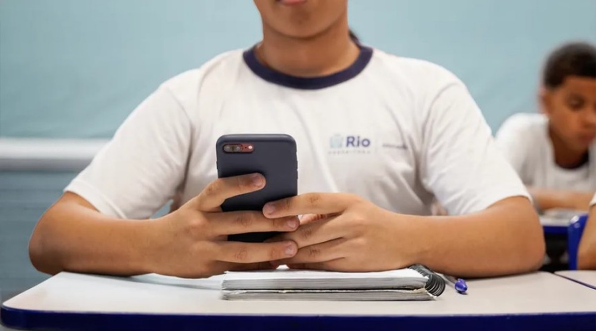 Jovens enfrentam debate sobre restrições de acesso a redes sociais