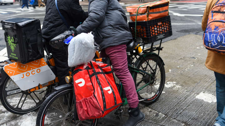 Ações da DoorDash disparam após superação de expectativas em lucros e receitas